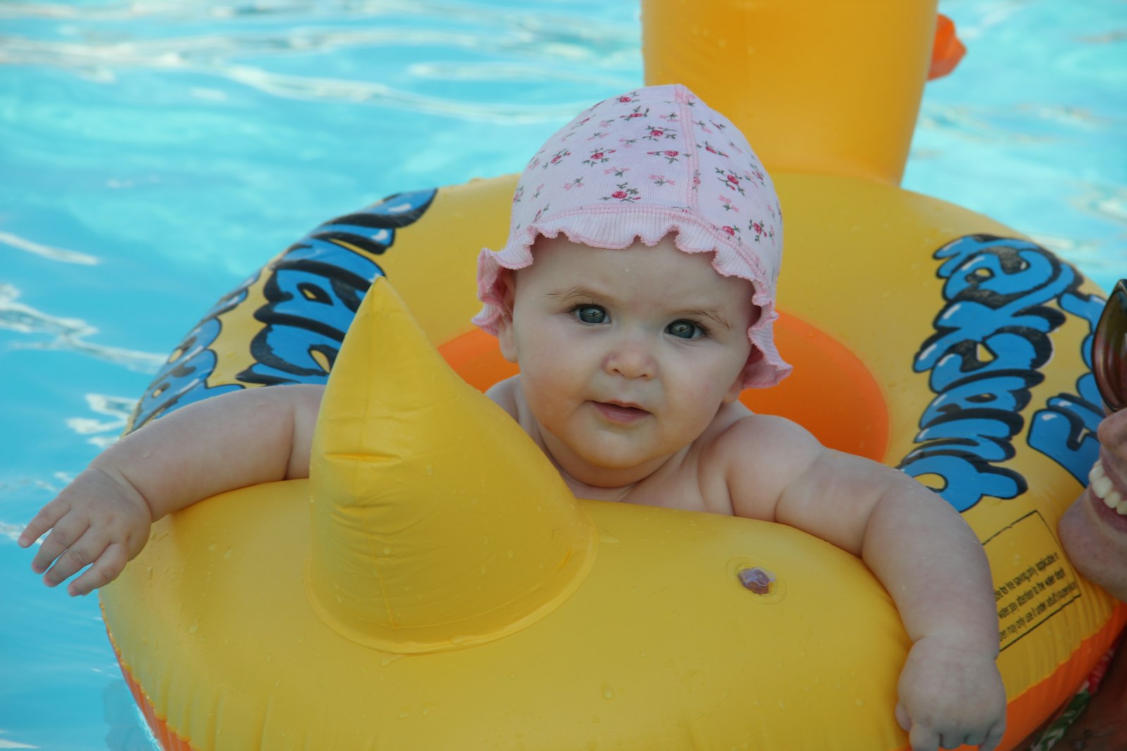 Baby op een opblaasband β de baby-editie