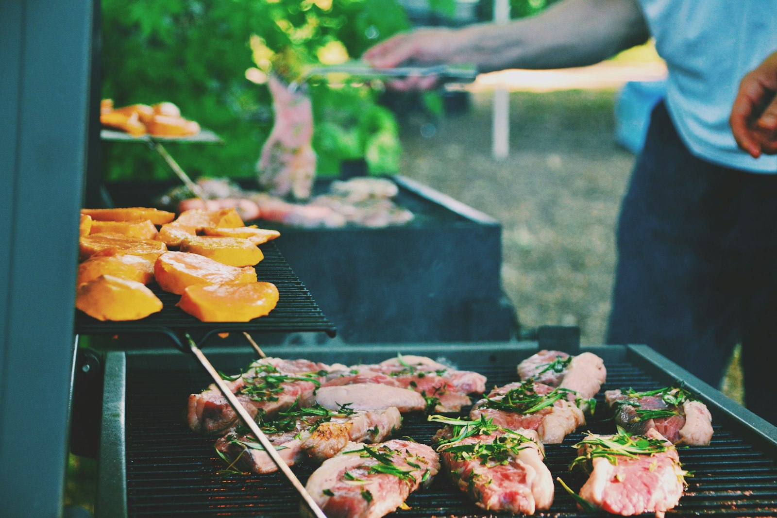 De BBQ staat aan